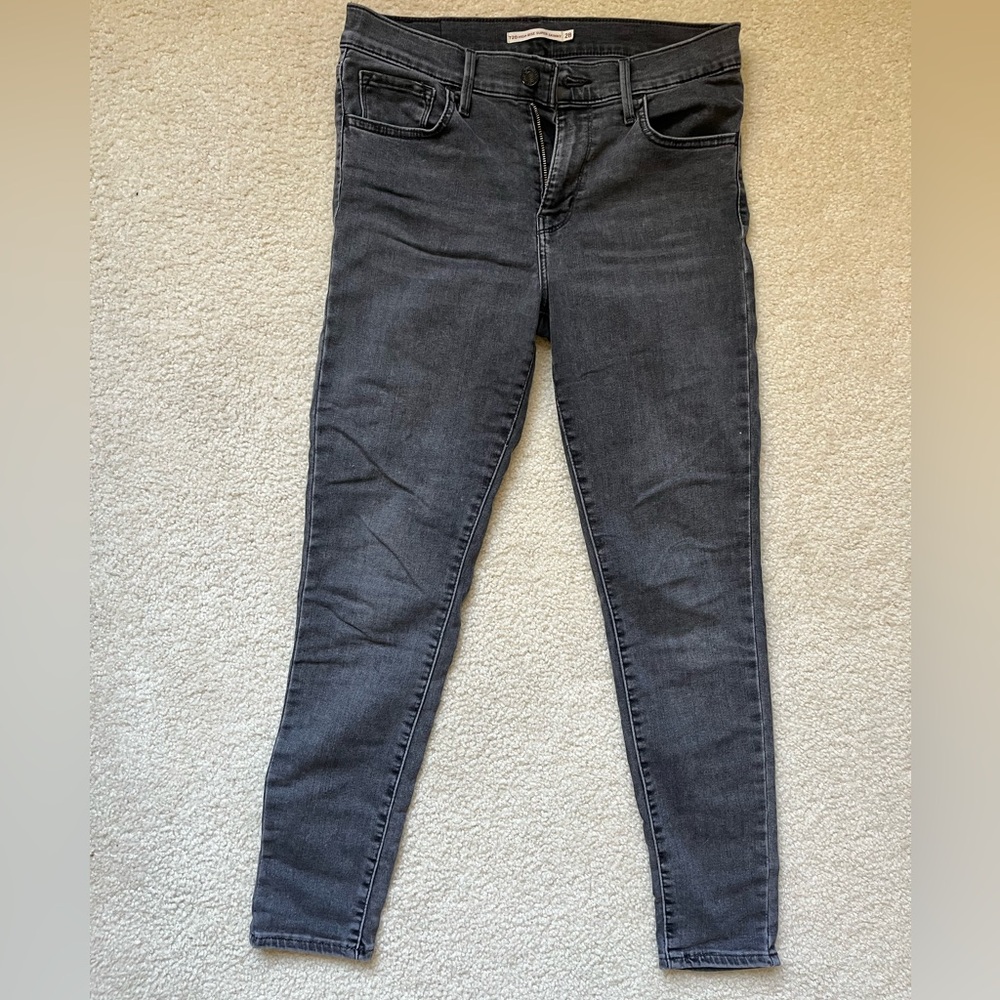 Gray Levi’s jeans